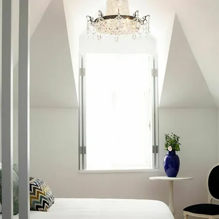 1872 River House By Olivia Oporto